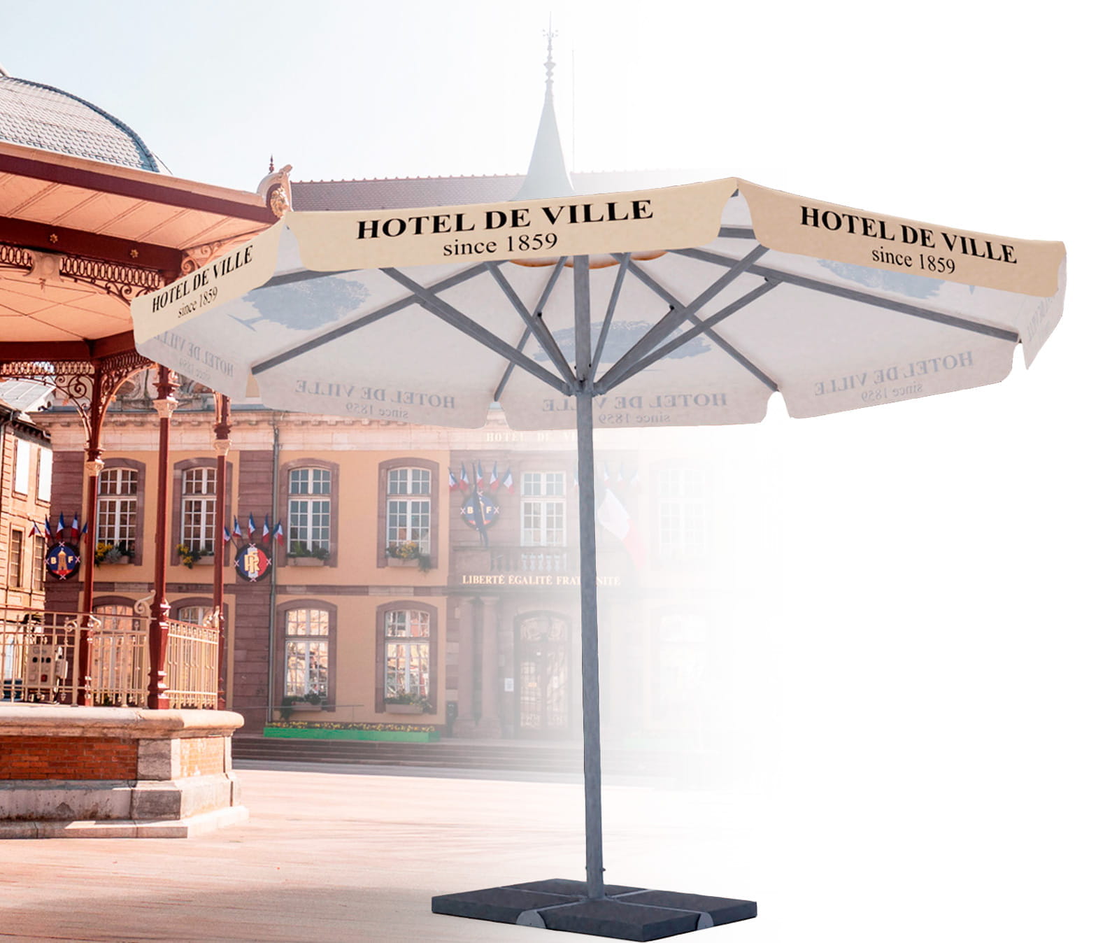 Sonnenschirm Expert Sonnenschirm mit dem Aufdruck 'HOTEL DE VILLE since 1859', auf einem Platz vor einem historischen Gebäude.