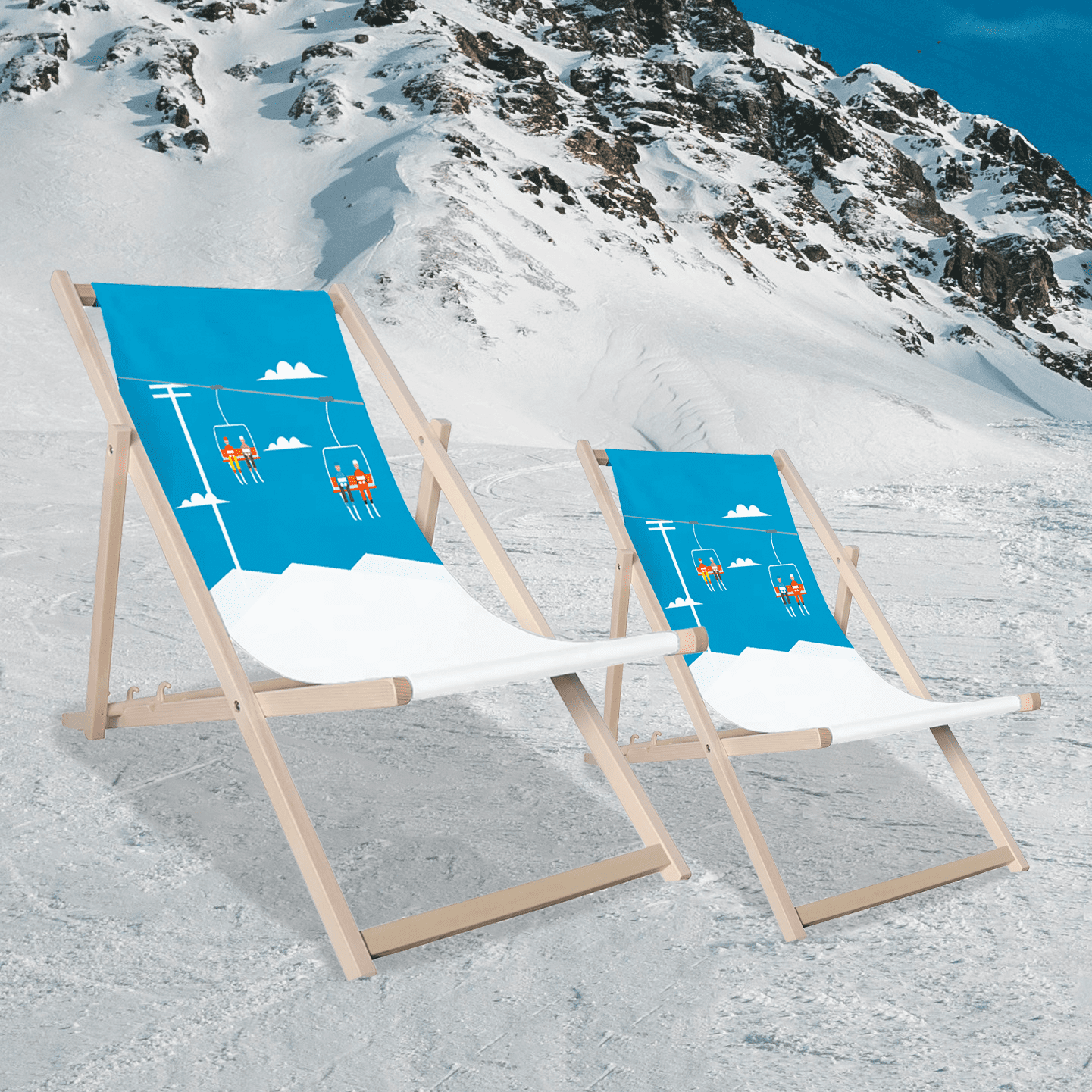 Zwei Liegestühle in unterschiedlichen Größen mit bedrucktem Stoff auf einem schneebedeckten Berg