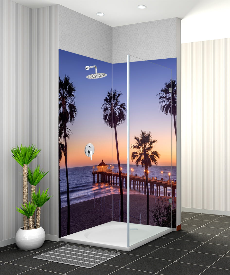 Duschbereich mit einem Wandbild von einem Strand bei Sonnenuntergang und Palmen, Produkt 'Bad Startseite 2', Marke ENTDECKER.