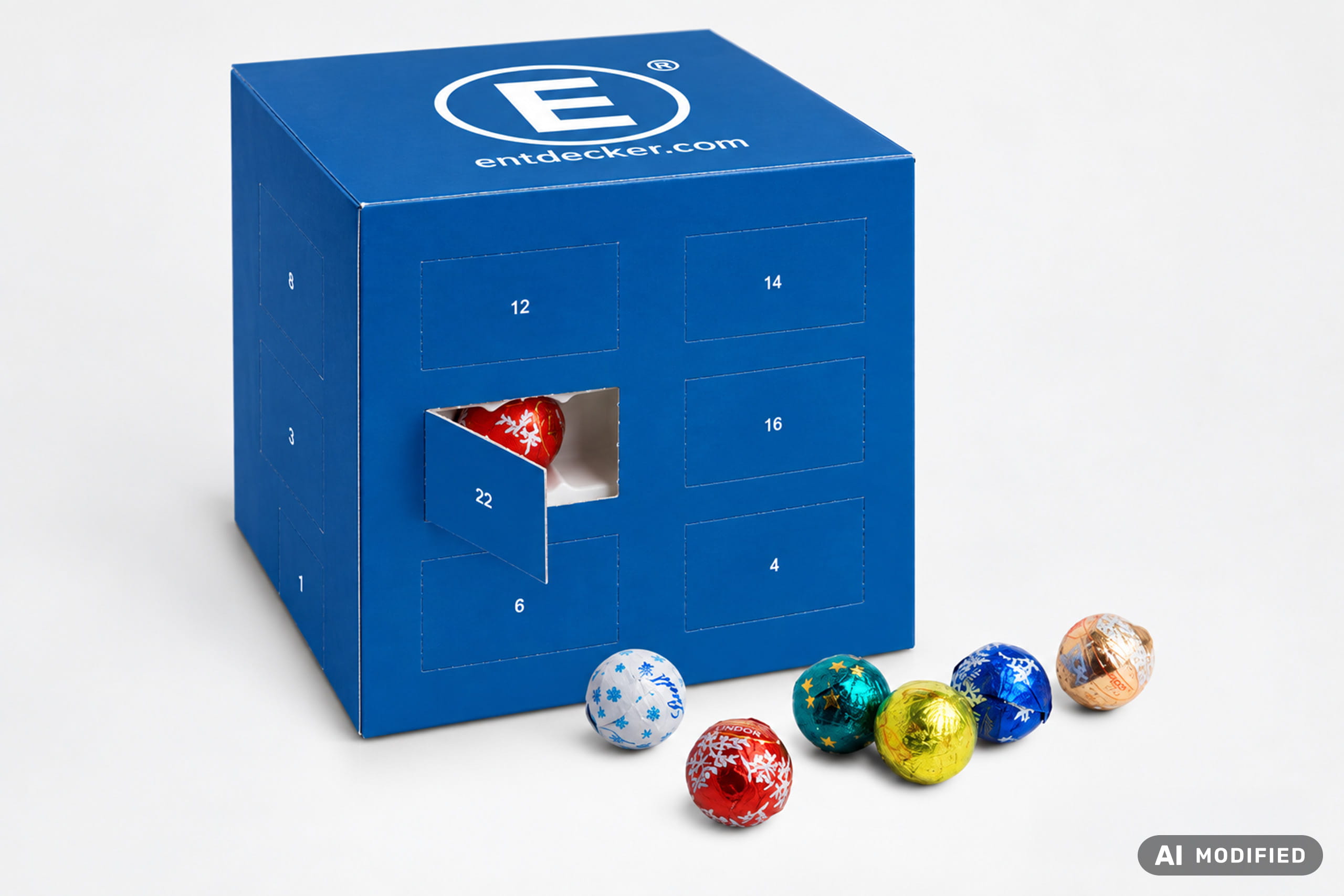 Blauer würfelförmiger Adventskalender mit individuellem Rundumdruck und Lindt Schokolade.