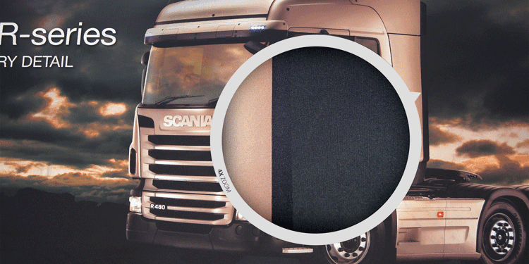 Druckqualität Detailansicht der Druckqualität eines Scania R-Serie Lkw mit scharfen Druckdetails.