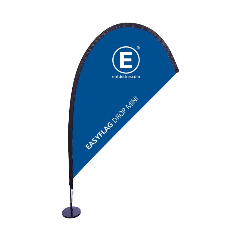 Tischaufsteller Beachflag Easyflag Mini Event Zwei Frauen am Tisch mit einem Tischaufsteller der Bank Austria, während ein Mann mit einem Schirm spricht. Hintergrund mit Golfplatz.