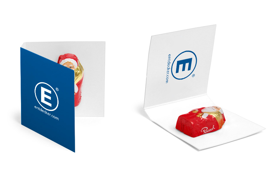 Zwei bedruckte Klappkarten gefüllt mit einem Schokoladen Weihnachtsmann.
