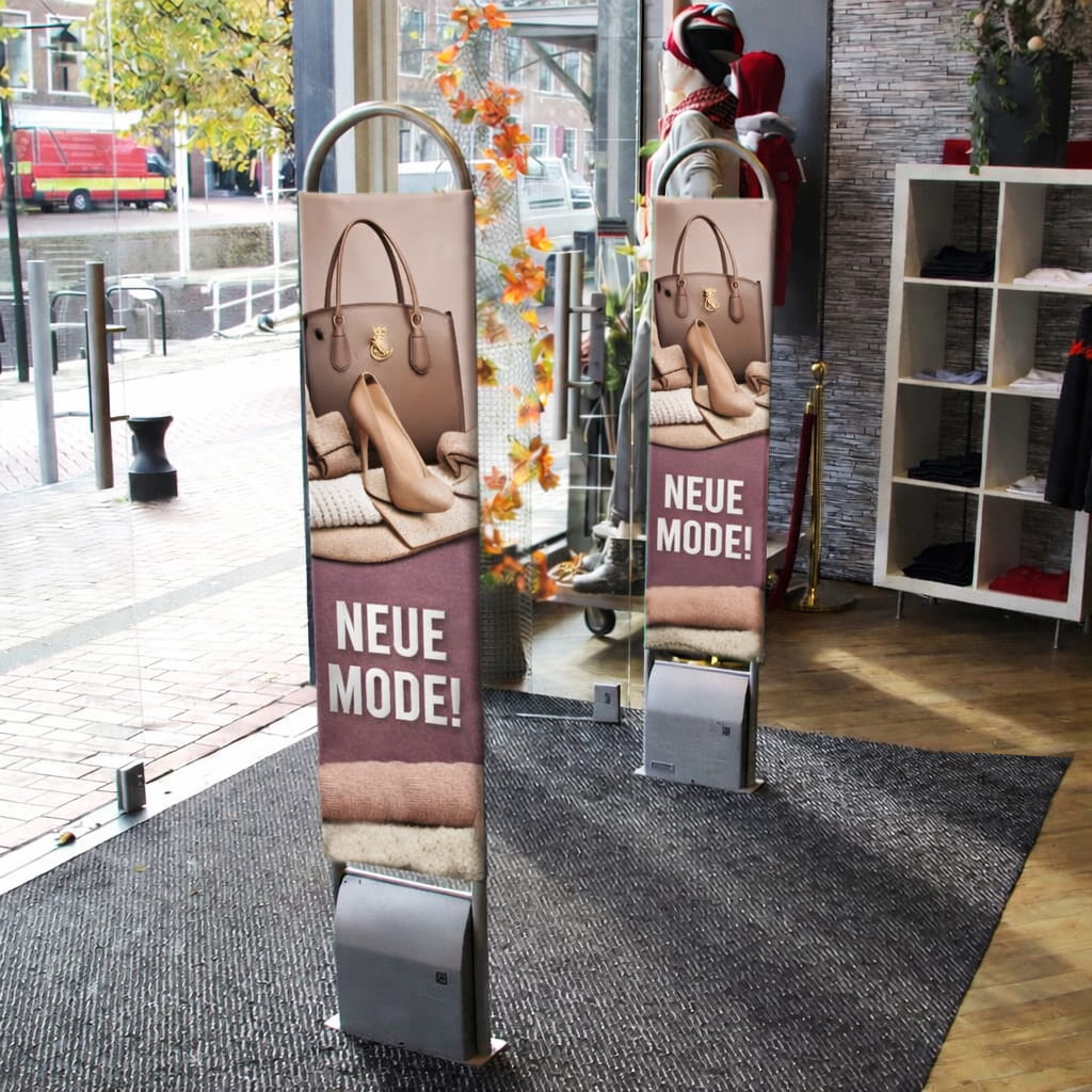 Warensicherungssystem mit bedruckten Hussen im Eingang eines Modesgeschäfts