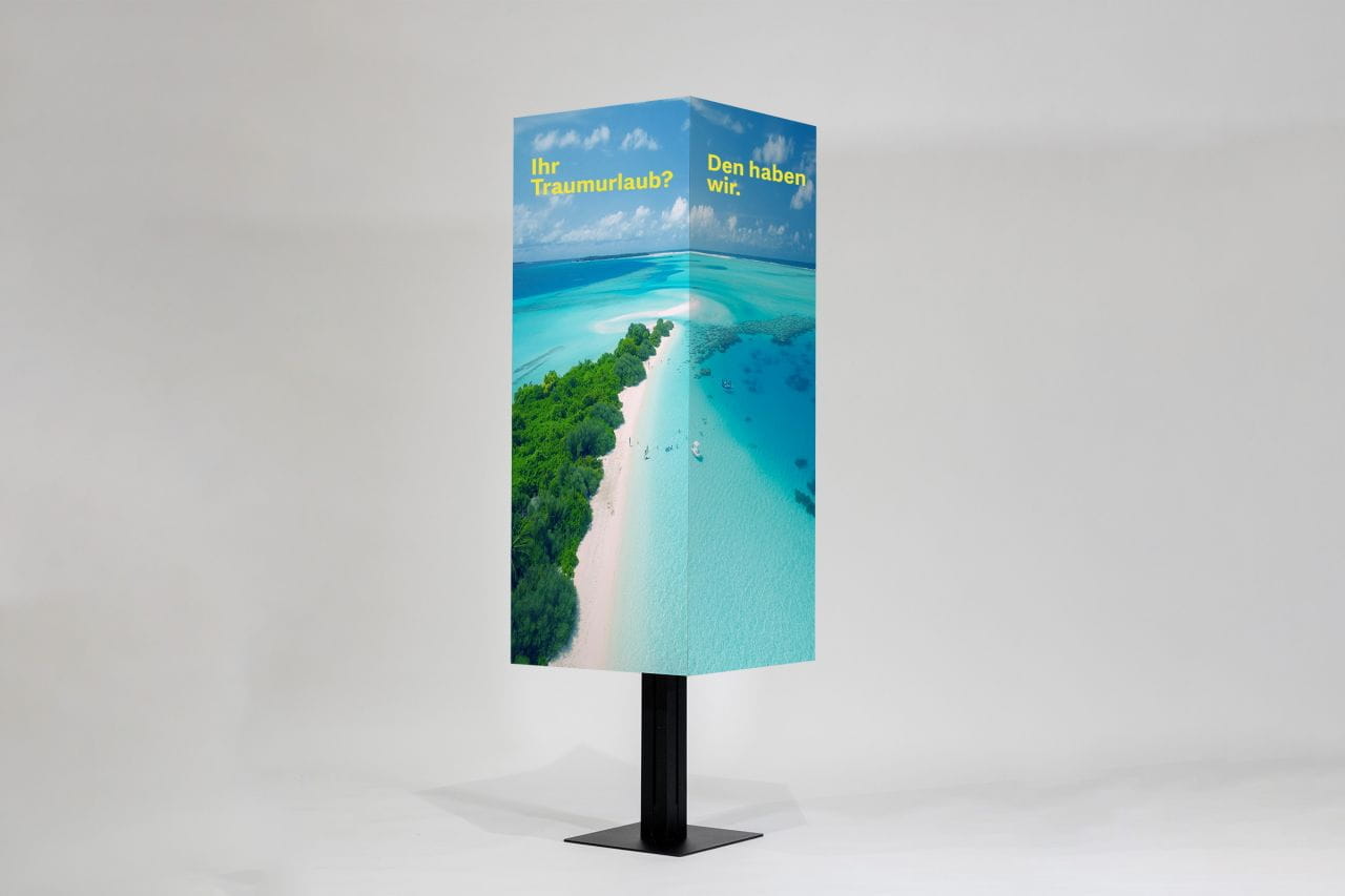 Inhaker Aufsteller dreidimensionales Display Dreidimensionales Display für den Inhaker Aufsteller mit Strandmotiv und Text 'Ihr Traumurlaub? Den haben wir.'