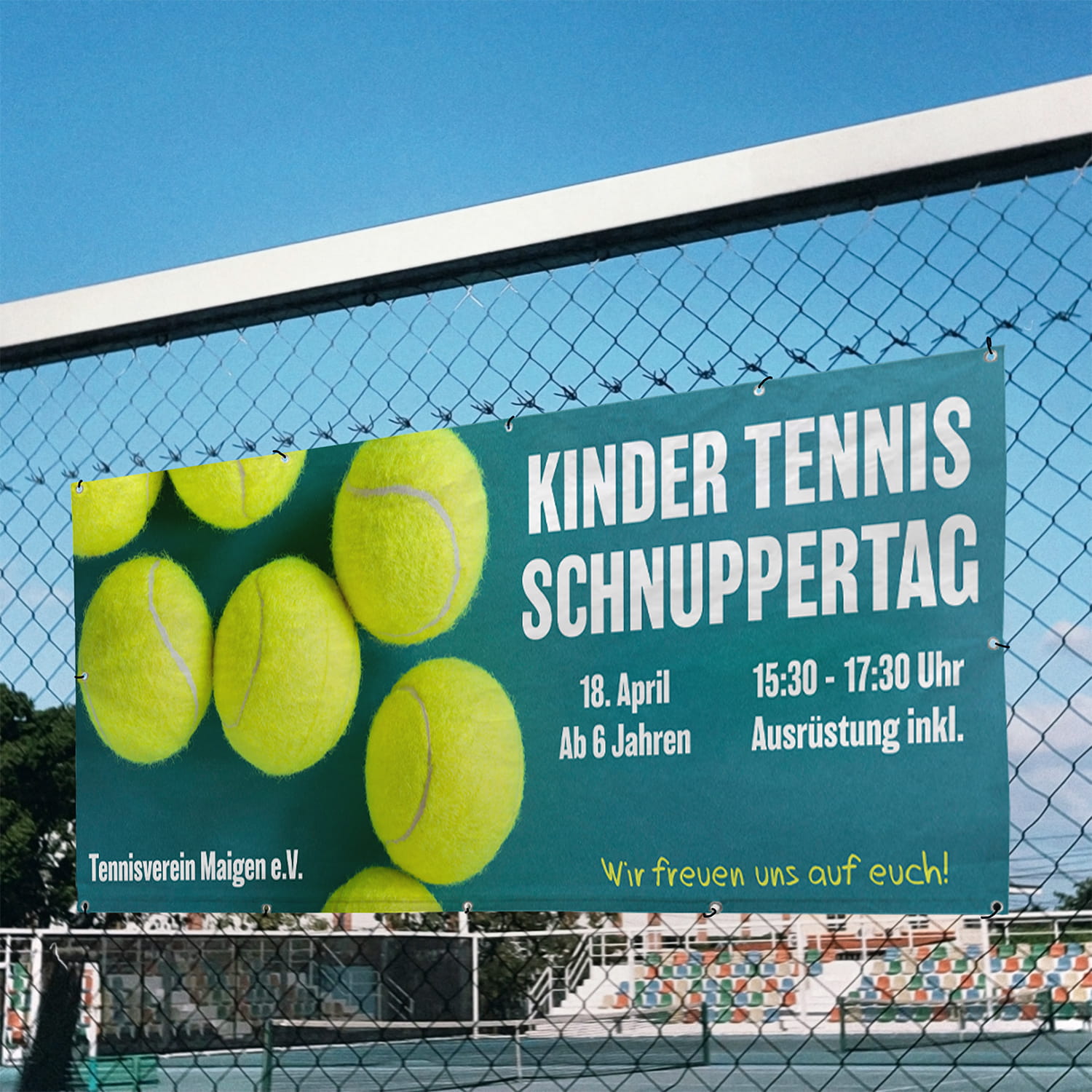 Werbebanner an einem Maschendrahtzaun mit Werbung für einen Tennis Schnuppertag