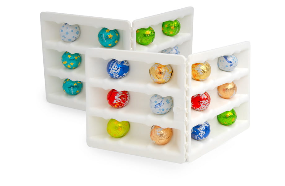 Recycelbares Adventskalender-Inlay mit verschiedenen Sorten der Lindt Minis befüllt.