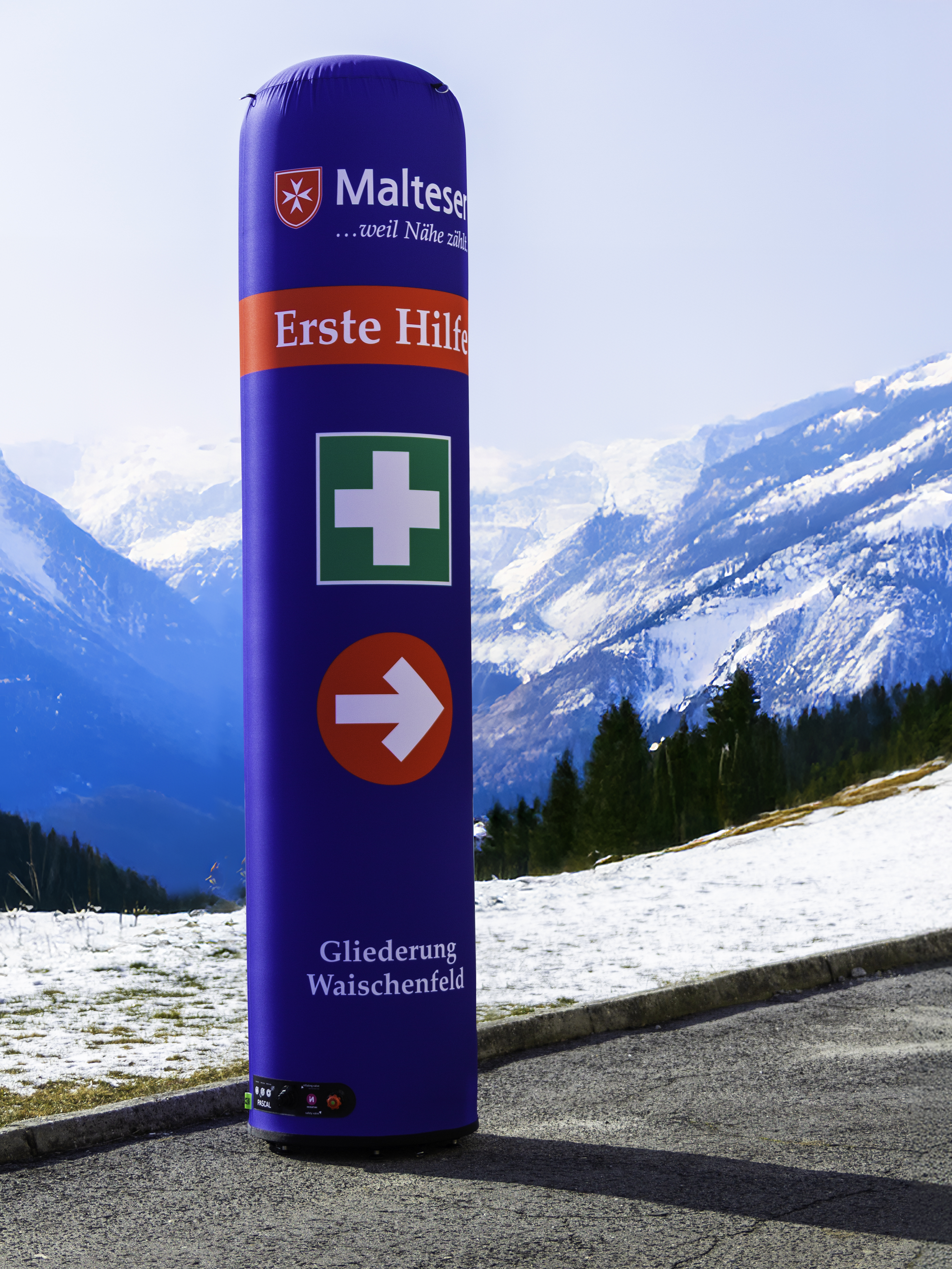 Aufblasbare Säule Pascal als Wegweiser in den Bergen bedruckt im Malteser Layout