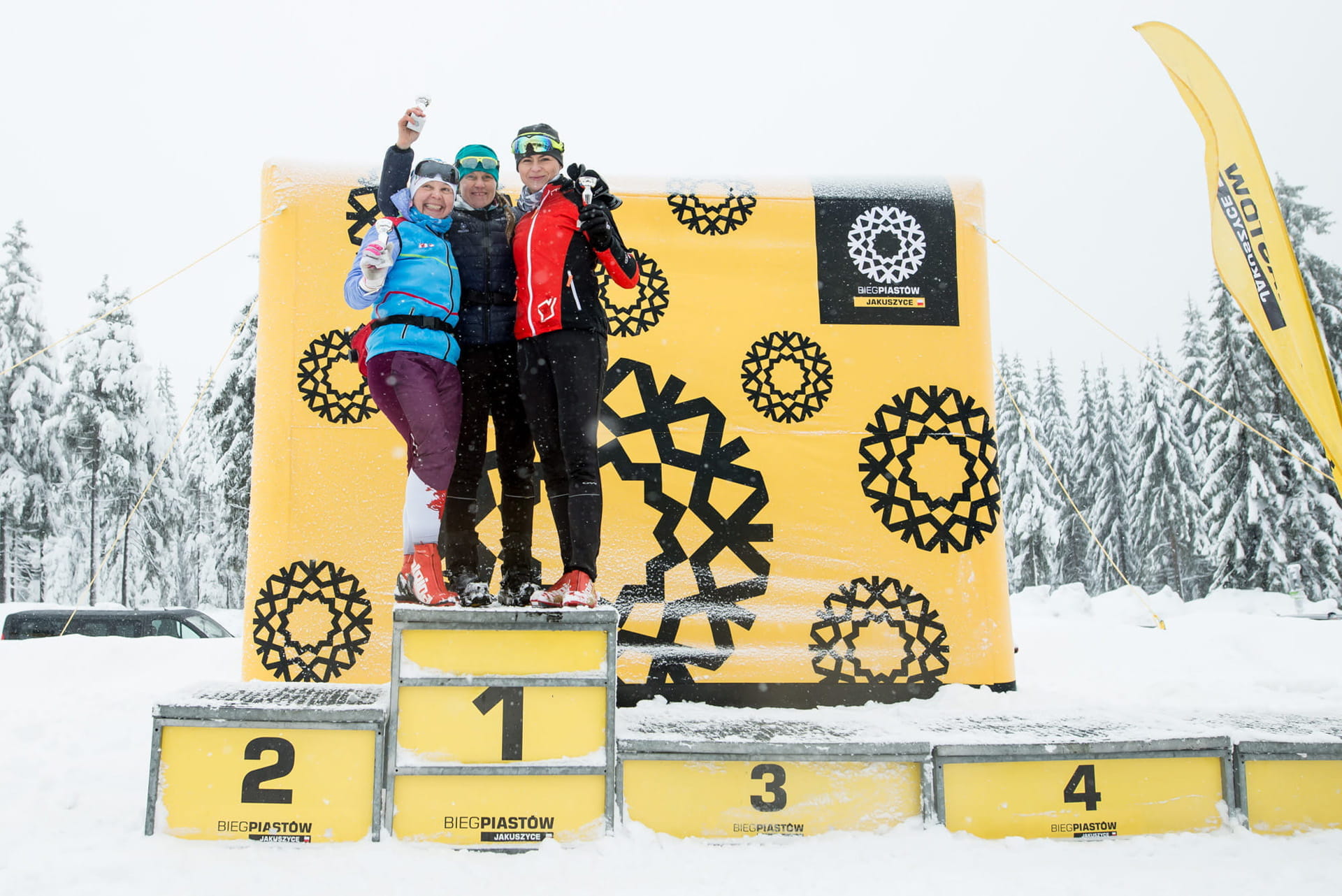 Aufblasbare Wand Vento bedruckt Tisch Theke Zwei aufblasbare Werbesäulen in Blau mit dem Schriftzug VENTO SÄULE und dem Logo von ENTDECKER.