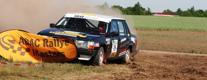 Einsatzbeispiel Quickboard ADAC Rallye Ein Rallye-Auto fährt durch einen Feldweg und kollidiert mit einer Werbebande des ADAC Rallye Masters.