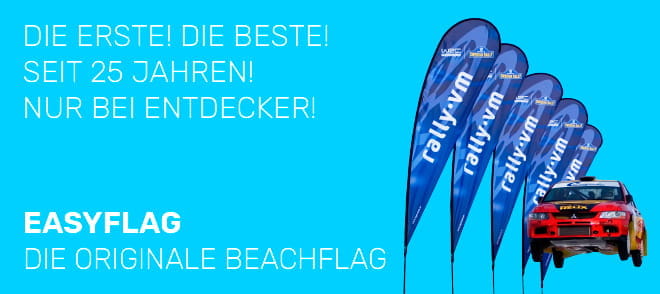 Beachflag Easyflag von ENTDECKER, zeigt die Aufschrift 'EASYFLAG DIE ORIGINAL BEACHFLAG' und ein Rallye-Auto.