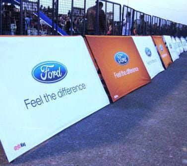 Einsatzbeispiel Clickboard Ford Werbebanden mit Ford-Logo und dem Slogan 'Feel the difference' auf einem Sportgelände.