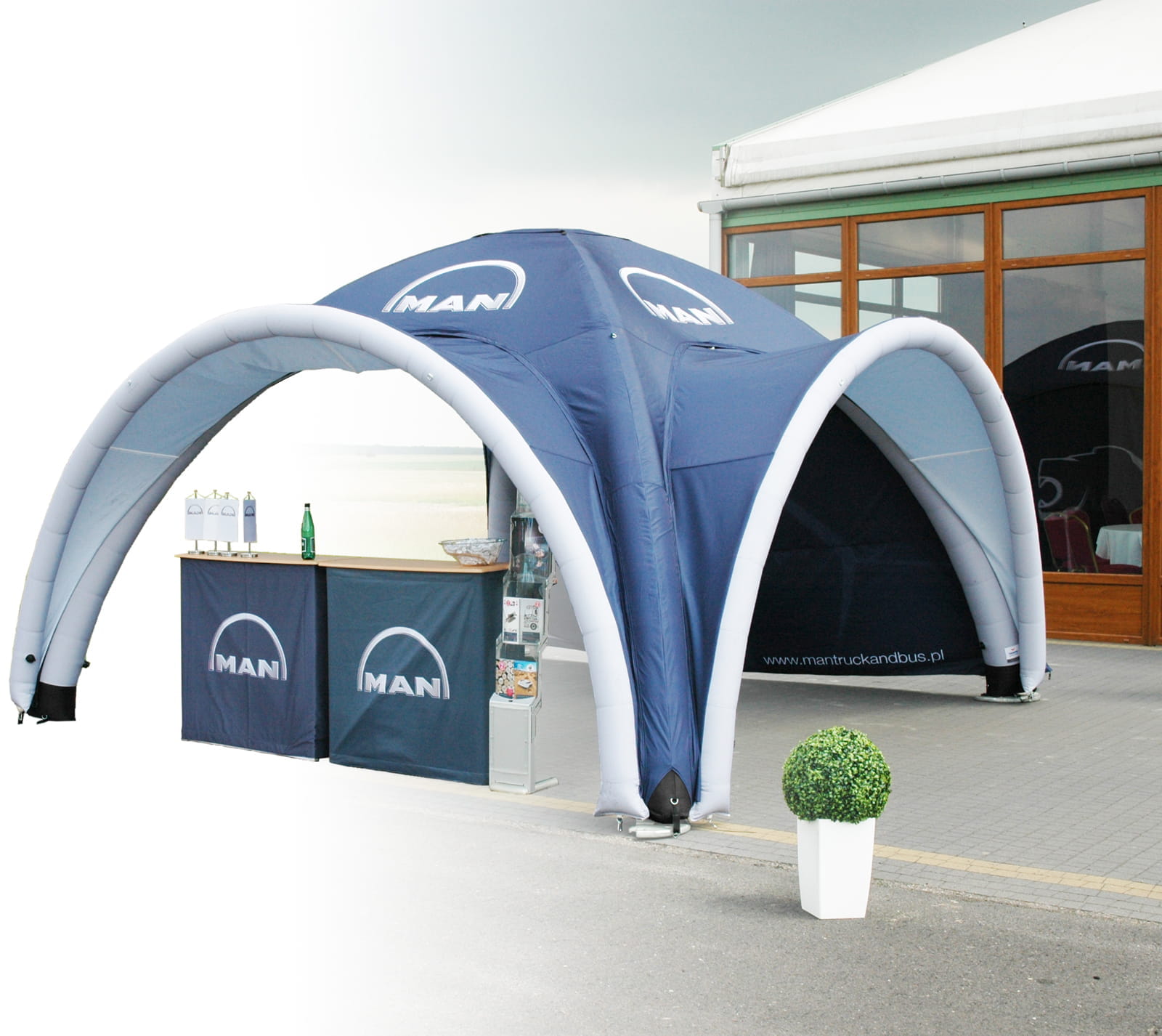 Vento Aufblasbares Zelt Zelt Man Aufblasbares Zelt 'Vento' von ENTDECKER in Blau, aufgestellt mit zwei Stehtischen und einem Getränk.