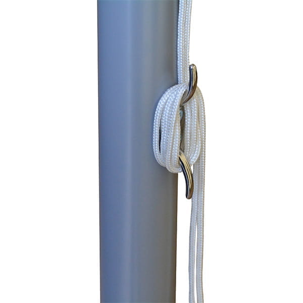 Sonnenschirm Expert Seilbefestigung Detailansicht der Seilbefestigung eines Sonnenschirms mit Metallringen und weißen Seilen.