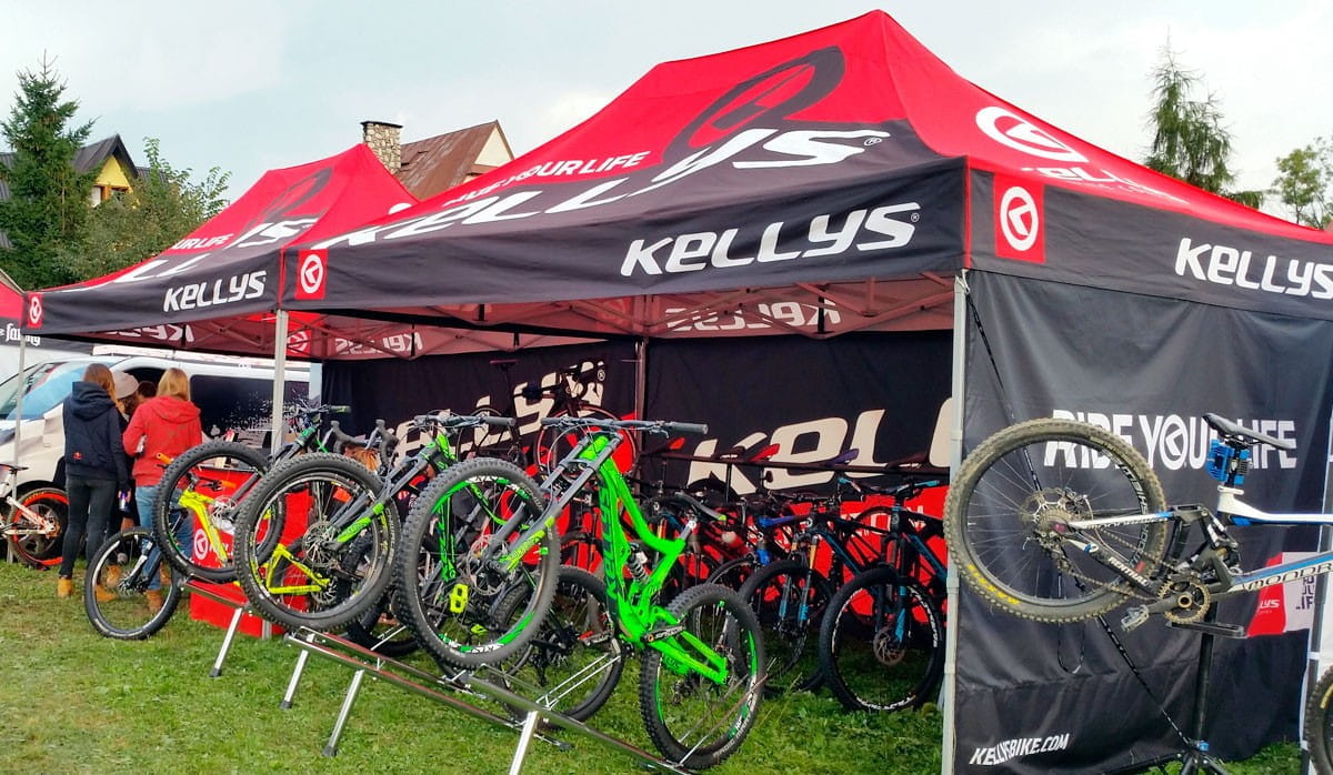 Faltzelt 3x6 bei Bike Event Faltzelt 3x6 von Kellys bei einem Bike Event, mit mehreren Fahrrädern ausgestellt.