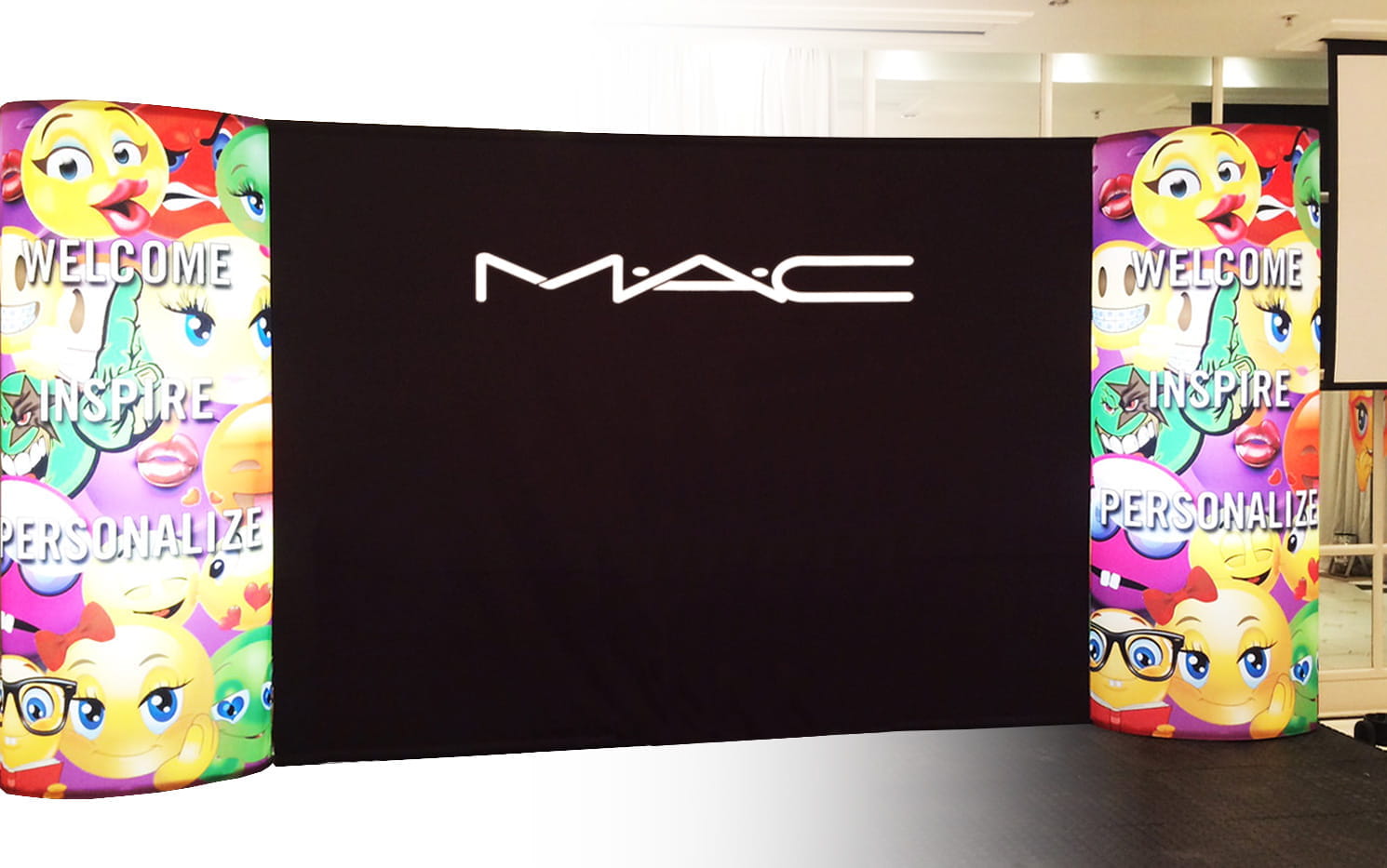 Messestand Easy360 Mac Cosmetics Messestand von Easy360 für MAC Cosmetics mit bunten Säulen und dem Logo von MAC.
