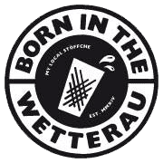 Born In The Wetterau Logo von 'Born In The Wetterau', zeigt ein Glas mit einem Muster und den Text 'MY LOCAL STOFFCHE' und 'EST. MHHH'.