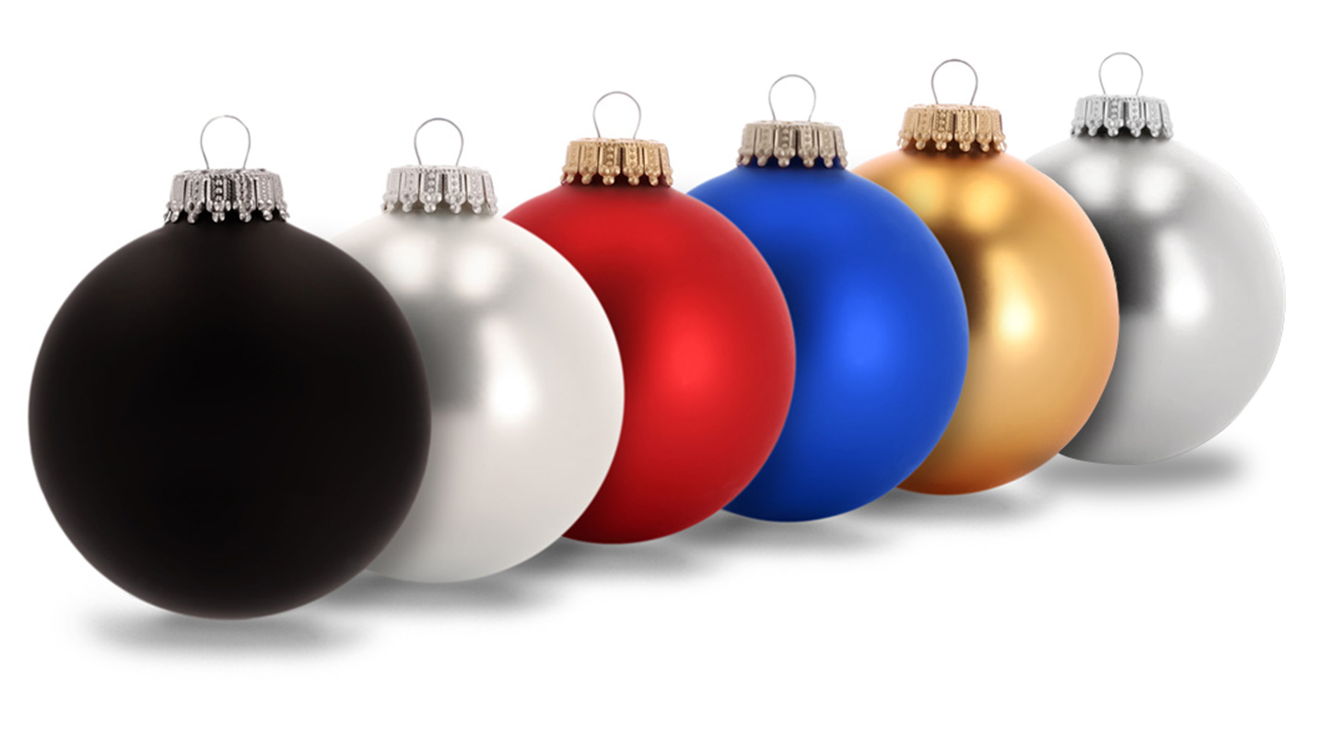 Sechs Weihnachtskugeln in Schwarz, Weiß, Rot, Blau, Gold und Silber nebeneinander auf weißem Hintergrund.