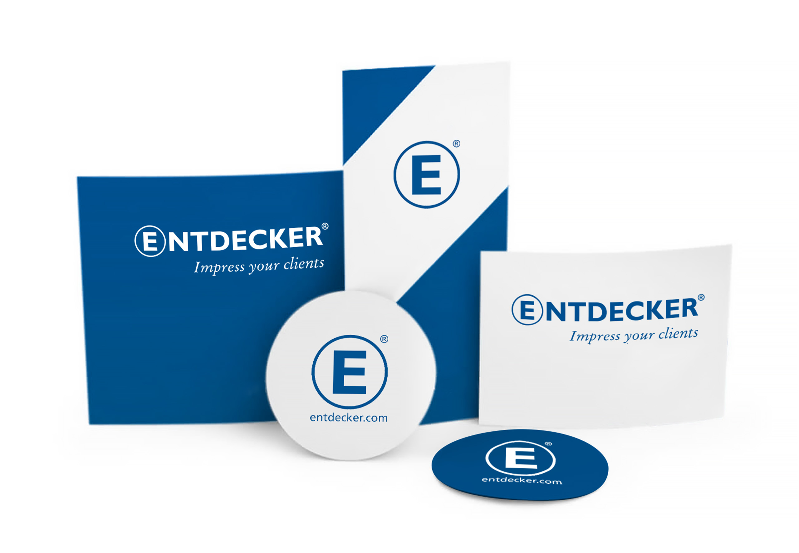 Rechteckige und runde Flyer in verschiedenen Größen mit dem blauen und weißen Corporate Design von Entdecker