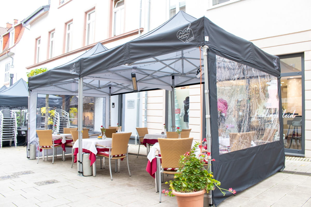 Außengastronomie Zeltaktion Bad Nauheim Gastronomie Zelt für Außengastronomie in Bad Nauheim mit Tischen und Stühlen, teilweise mit Sichtschutz.