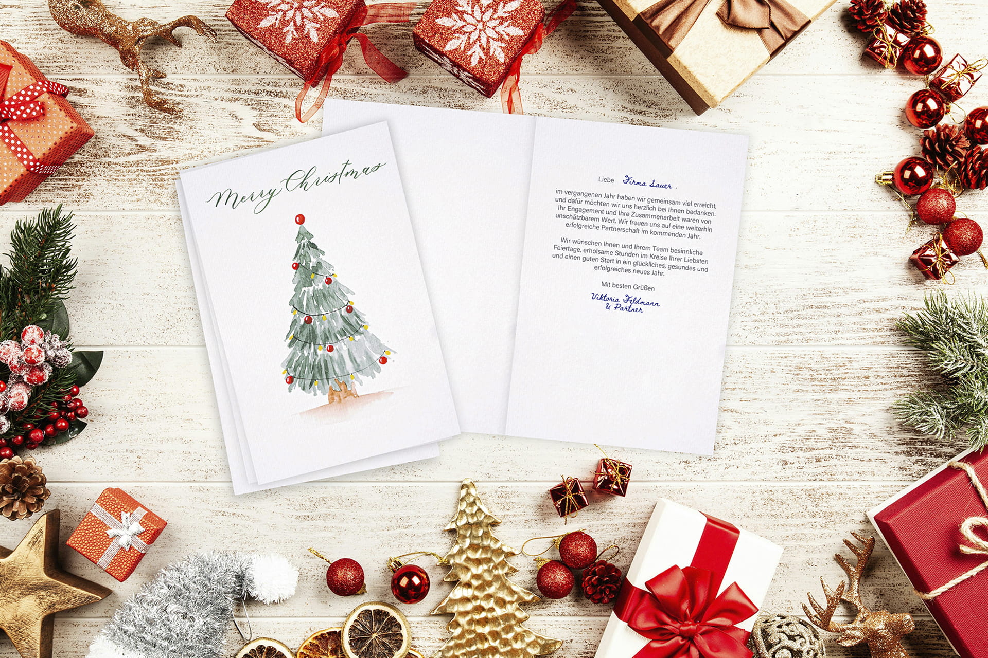 Weihnachtliche Grußkarten Weihnachtskarten auf dem Stapel und aufgeschlagen auf einem Tisch dekoriert mit Weihnachtsdeko
