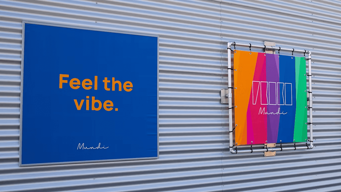 Aussenrahmen Bannervergleich Zwei Banner im Außenrahmen: links blau mit dem Text 'Feel the vibe.' von Mundi, rechts farbenfroh mit dem Schriftzug 'Mundi'.