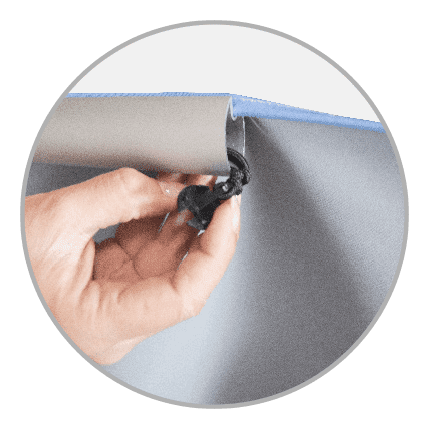 Detailansicht Easywall Flex Detailansicht der Querstange des Produkts Easywall Flex von ENTDECKER, mit einer Hand, die eine Halterung hält.
