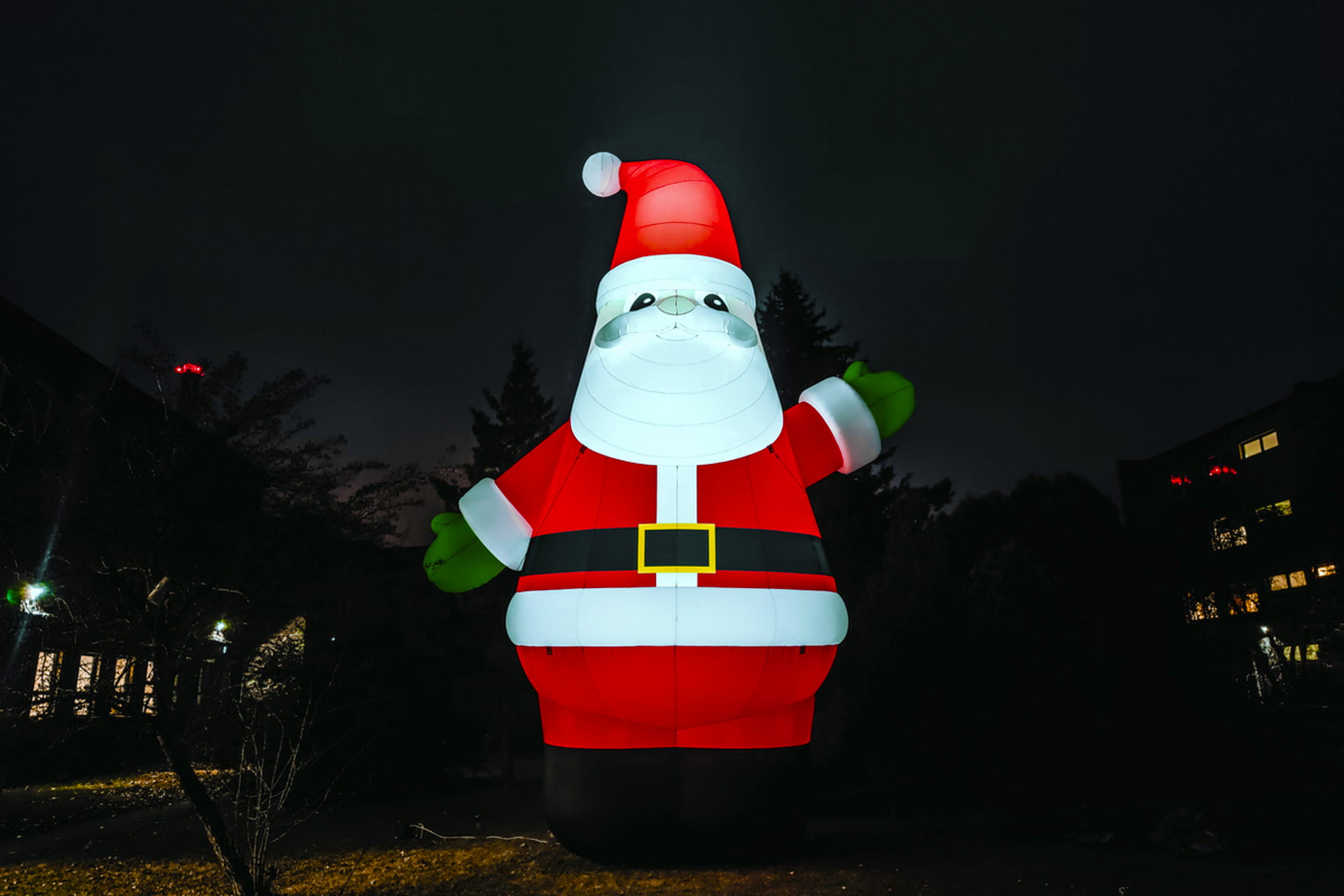 Aufblasbarer Weihnachtsmann mit Beleuchtung bei Nacht