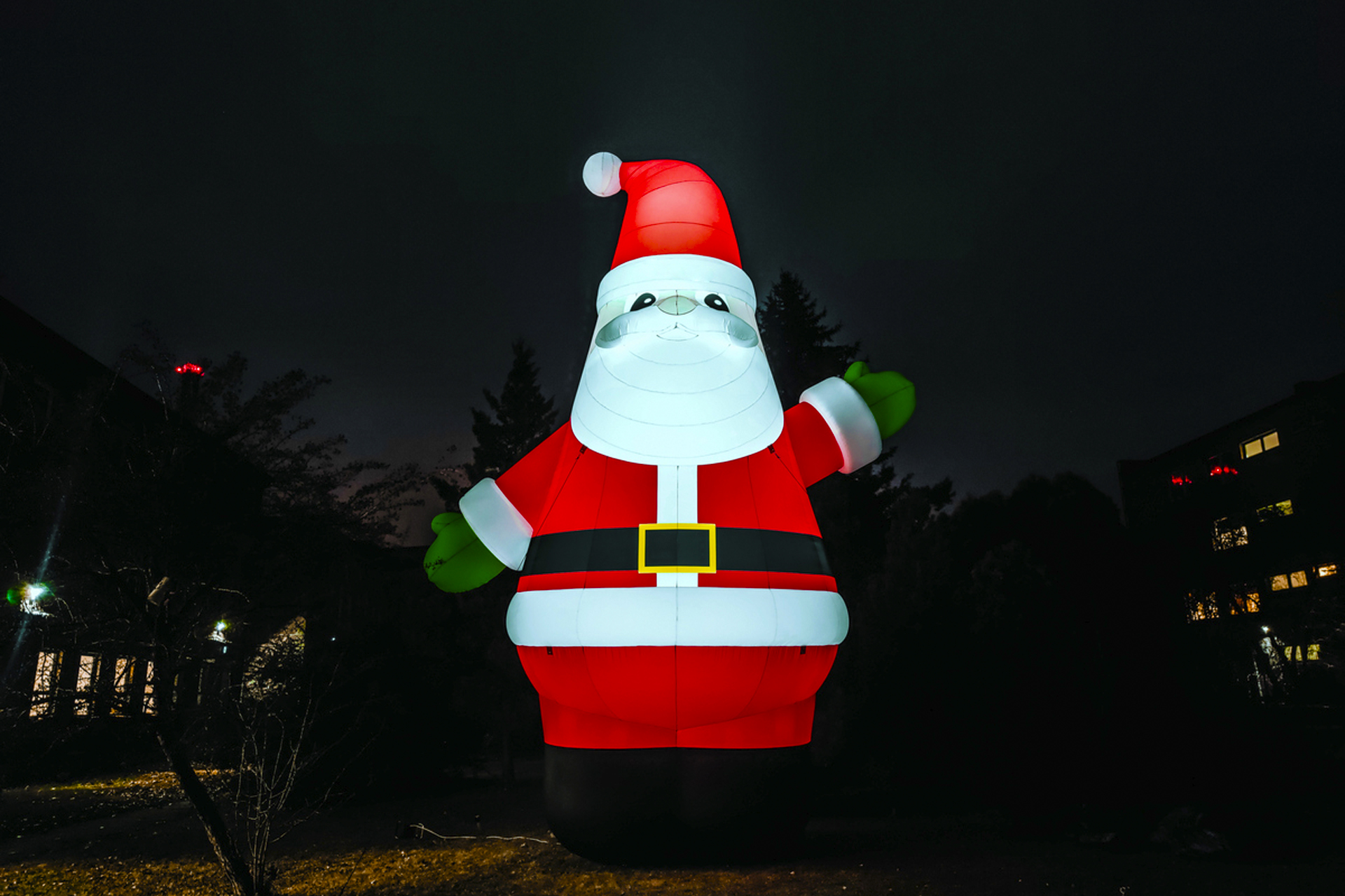 Aufblasbarer Weihnachtsmann mit Beleuchtung Aufblasbarer Weihnachtsmann mit Beleuchtung bei Nacht