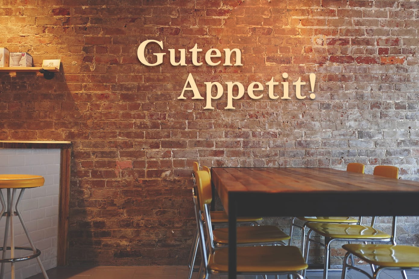 Fräsbuchstaben in Restaurant Holzwand mit Fräsbuchstaben, die 'Guten Appetit!' sagen, in einem Restaurant.