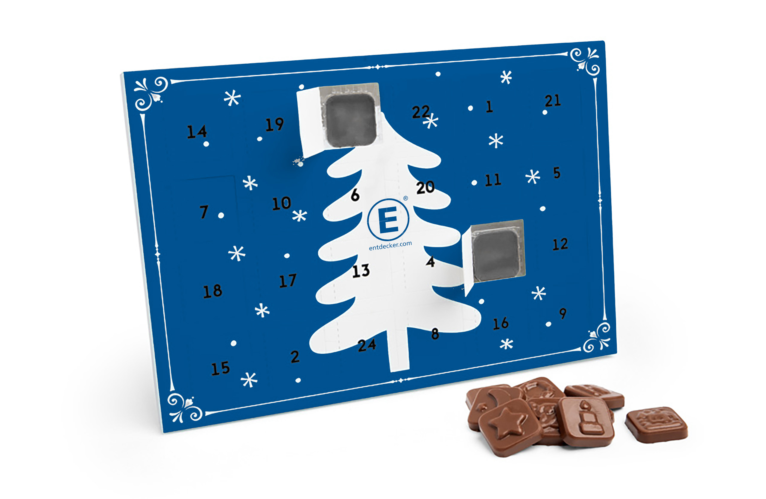 Blauer Schokoladen-Adventskalender mit weißem Tannenbaummotiv, nummerierten Türchen und Vollmilchschokolade mit weihnachtlichen Prägungen. Einige Türchen sind geöffnet, daneben liegen lose Schokoladenstücke.