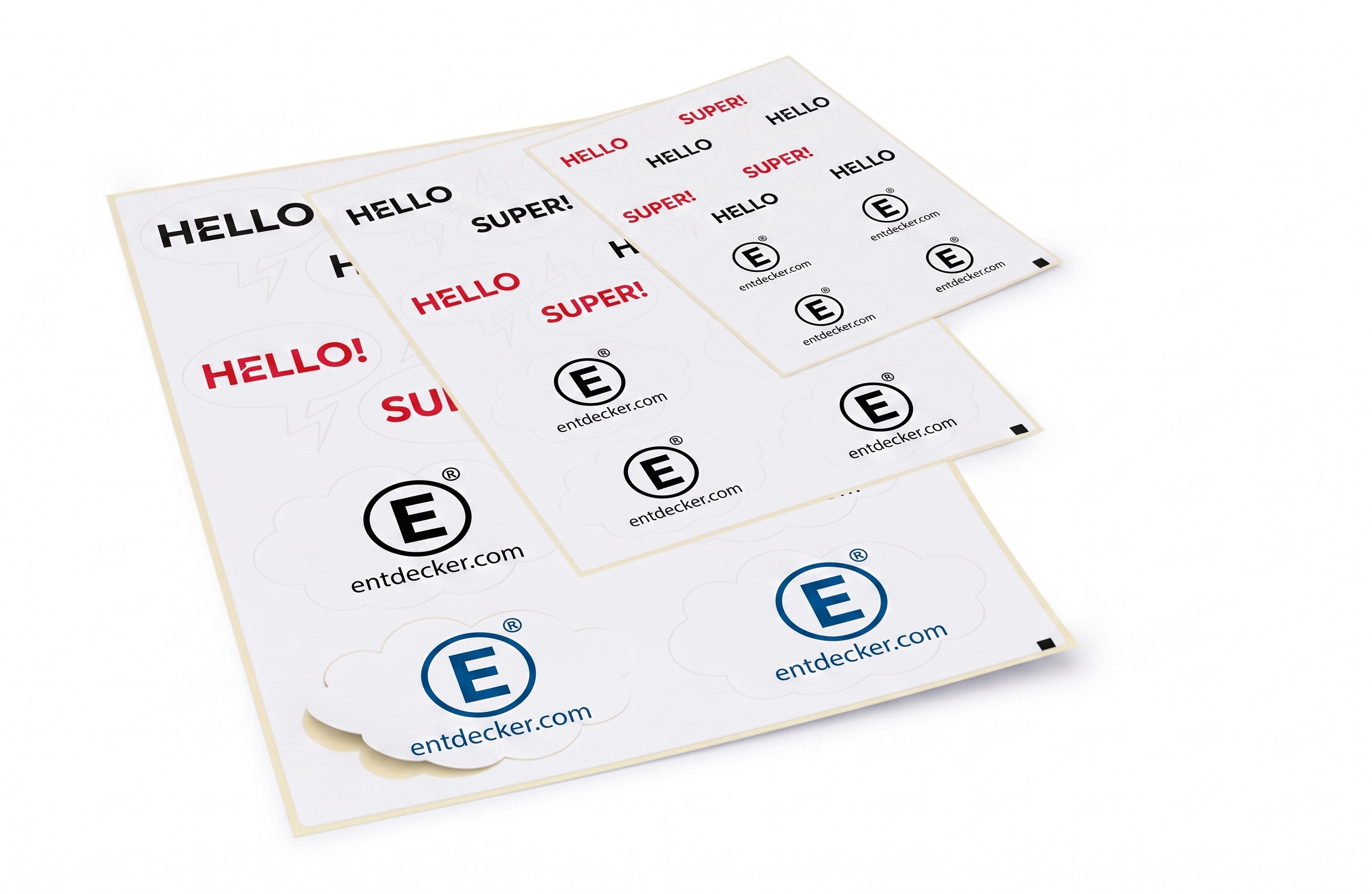 Mehrere überlappende weiße Stickerbögen mit unterschiedlich großen Aufklebern, darunter mit den Schriftzügen „HELLO“, „SUPER!“ sowie entdecker.com-Logos in Schwarz, Rot und Blau.