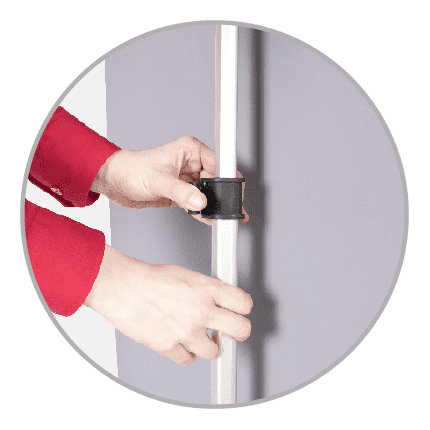Detailansicht Easywall Flex Detailansicht der Easywall Flex Teleskopstange mit einer Hand, die einen Halter an der Stange anbringt.