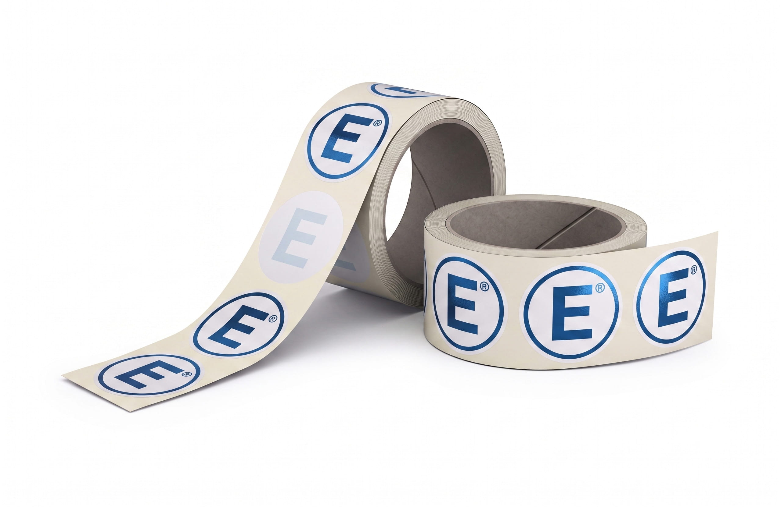 Zwei Rollen mit runden, weißen Aufklebern und blauem „E“-Logo auf weißem Hintergrund.