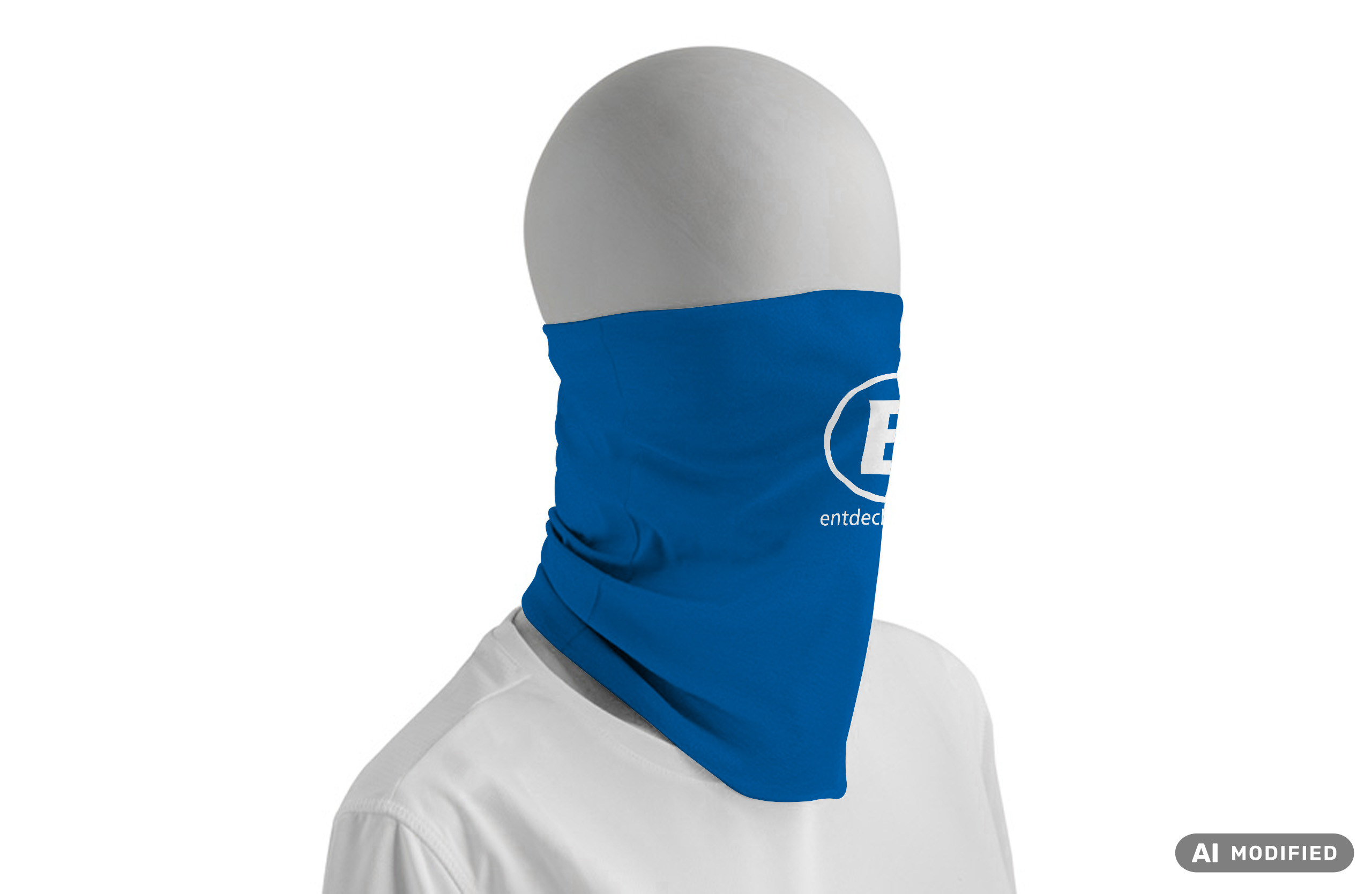 Weiße Schaufensterpuppe mit blauem Multifunktionstuch als Schlauchschal.