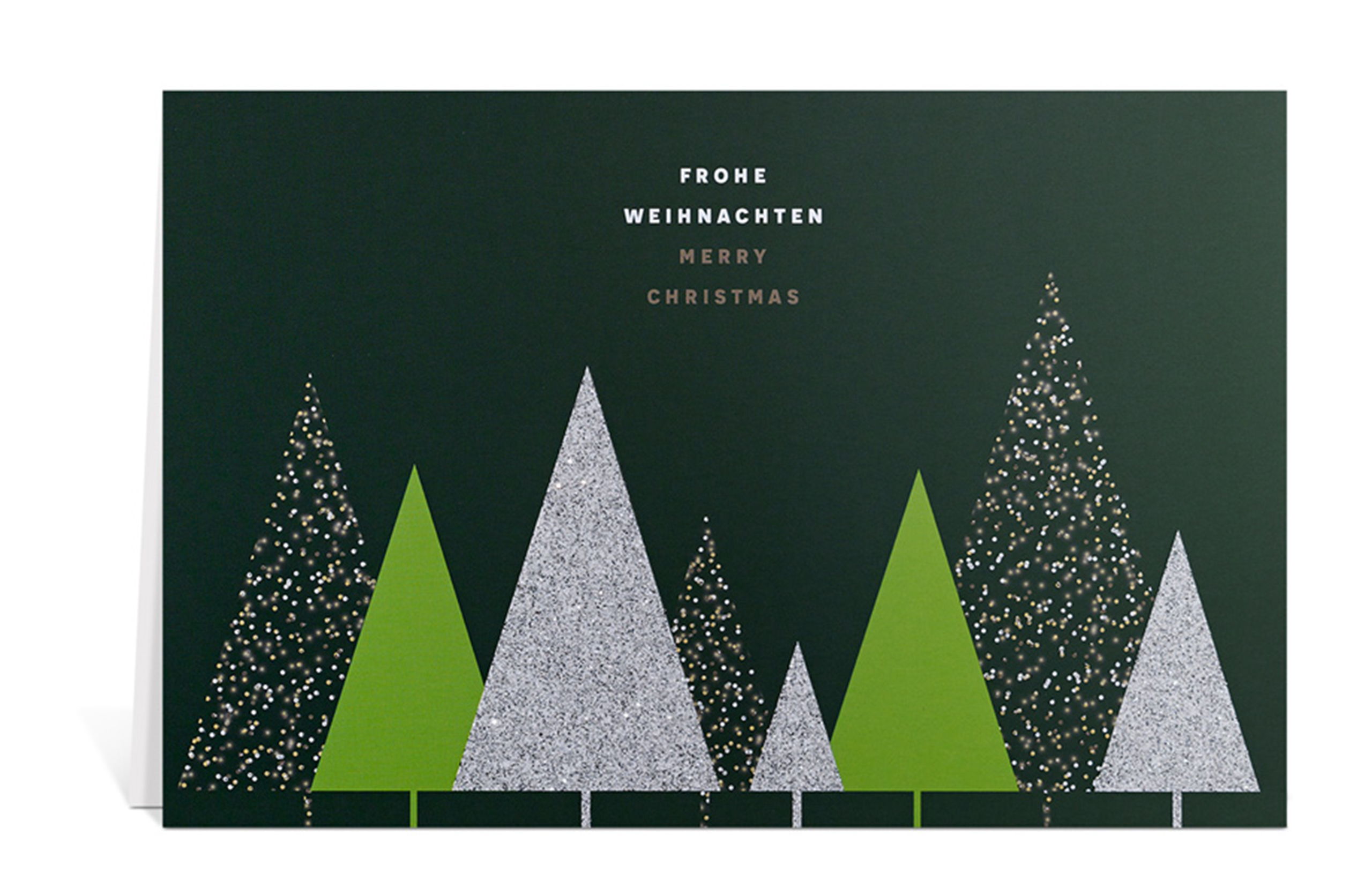 Grüne Weihnachtskarte mit verschiedenen Tannenbaumsilhouetten und dem Text: Frohe Weihnachten - Merry Christmas