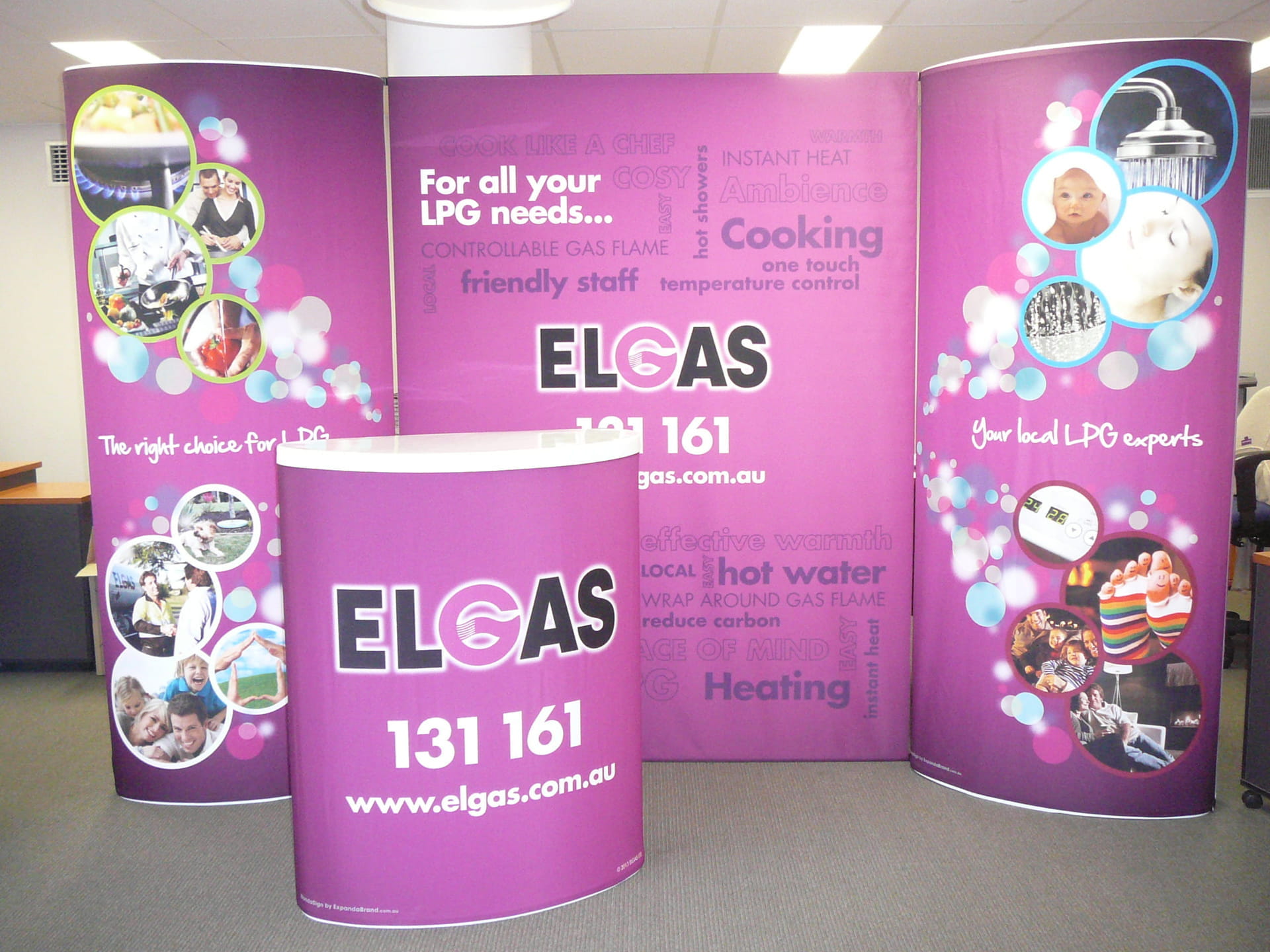 Messesystem Messewand Easy360 Theke Ovaler Messetisch Easy360 in Blau mit dem Logo von ENTDECKER und der Aufschrift EASY360 THEKE OVAL SMALL.