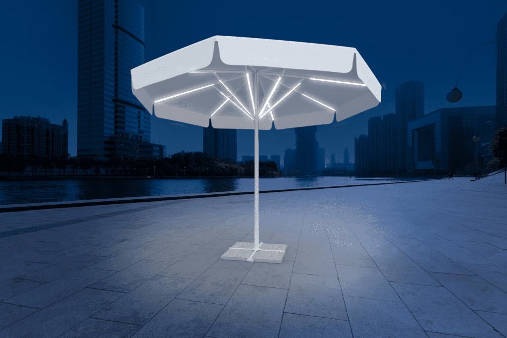 Sonnenschirm Nacht Sonnenschirmnacht von ENTDECKER, beleuchteter Sonnenschirm in modernem Design, auf einer urbanen Promenade am Wasser.