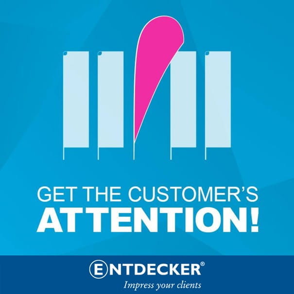 Tropfenförmige Beachflag von ENTDECKER Tropfenförmige Beachflag von ENTDECKER mit pinkem Design, um Aufmerksamkeit zu erregen.