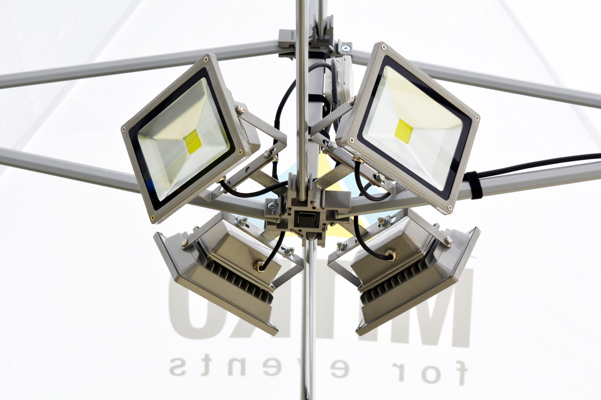 Faltzelt LED Strahler Easy Hold 4er Faltzelt LED Strahler Easy Hold 4er, vier LED-Strahler mit Kabel und Halterungen, silberne Gehäuse.