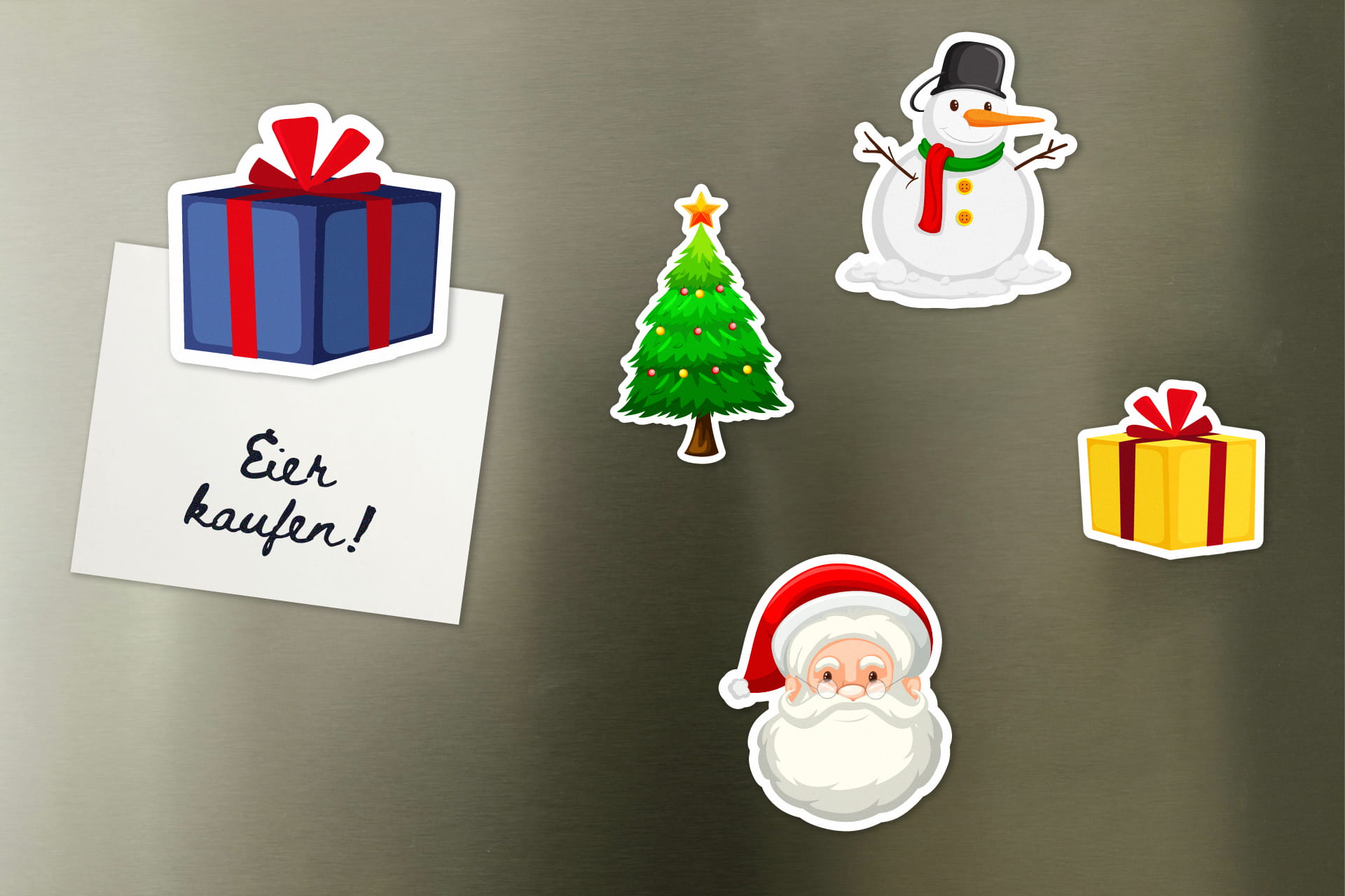 Verschiedene Magnete mit Weihnachtsmotiven hängen an einem Kühlschrank mit einem Notizzettel