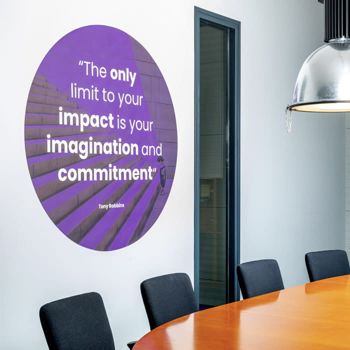 Wandaufkleber bedruckt Wandaufkleber mit blauem Hintergrund und weißem E-Logo von ENTDECKER, teilweise abgezogen.