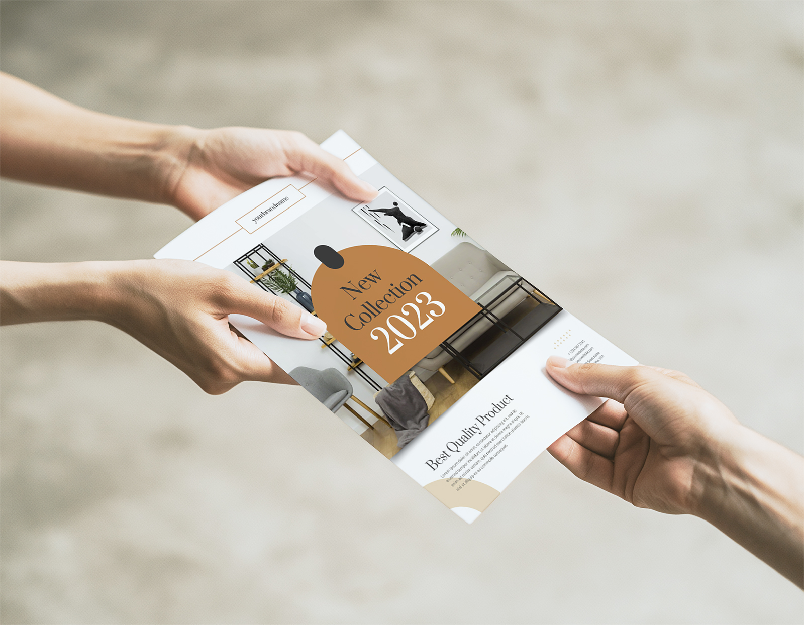 Ein paar Hände halten einen Produktkatalog und reichen ihn einer anderen Hand vor einem neutralen Hintergrund