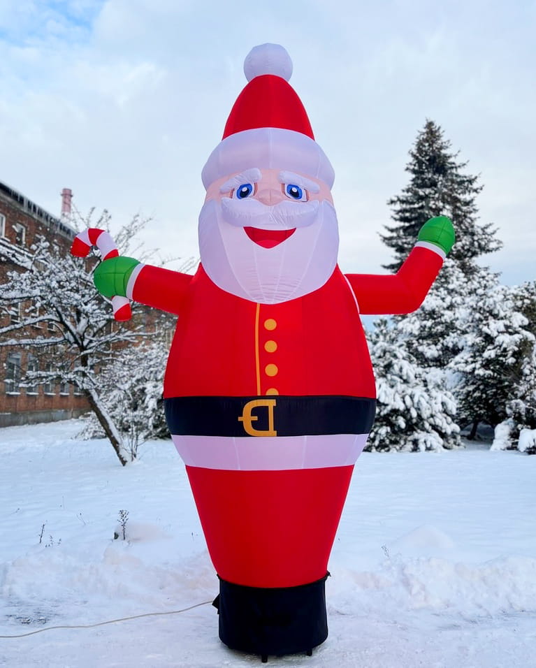 Aufblasbarer, winkender Weihnachtsmann Aufblasbarer Weihnachtsmann mit beweglichen Armen vor einer Schneelandschaft
