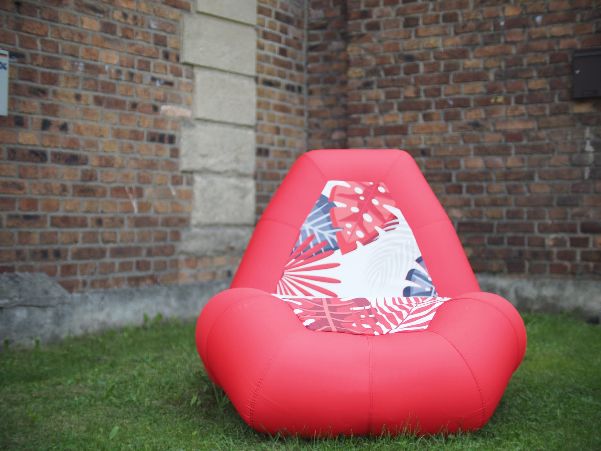 Aufblasbarer Stuhl Vento Fun TV Aufblasbarer Stuhl Vento Event in Rot, platziert vor einer großen LED-Wand mit Ski-Jumping-Weltcup-Logo und Athletenbildern.