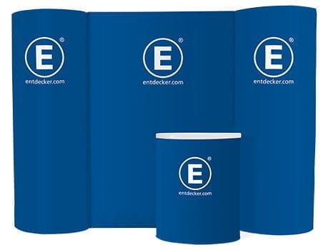 Messestand Easy360 komplettes Set Messestand Easy360 komplettes Set in Blau mit dem Logo von ENTDECKER, bestehend aus einem großen Hintergrund und einem kleinen Tisch.