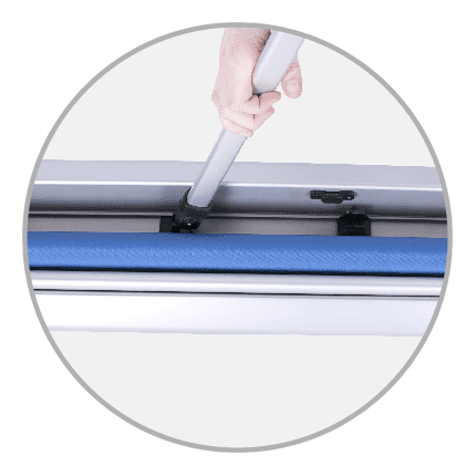 Detailansicht Easywall Flex Detailansicht des Easywall Flex mit einem Handgriff, der eine blaue Oberfläche hält.