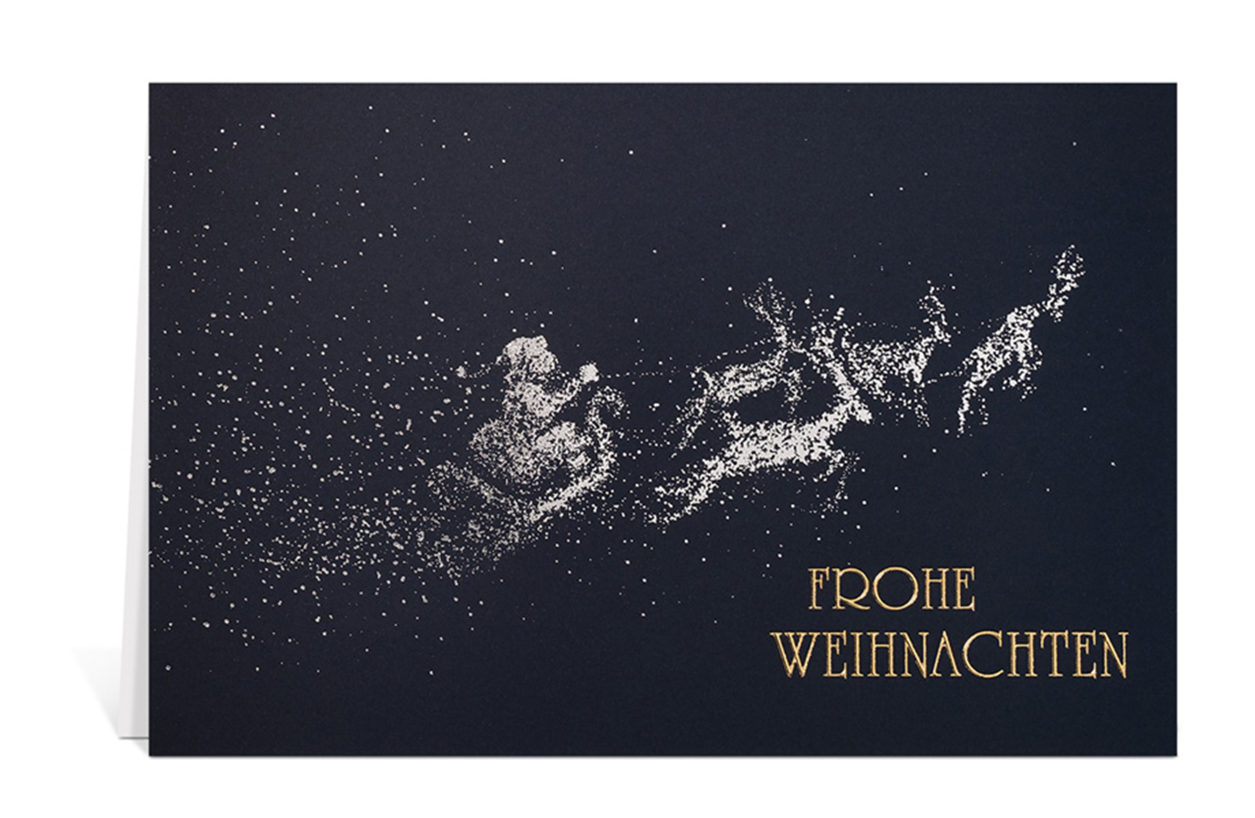Dunkle Weihnachtskarte mit einem Schlitten aus Schnee, der von Rentieren aus Schnee gezogen wird und dem Text: Frohe Weihnachten
