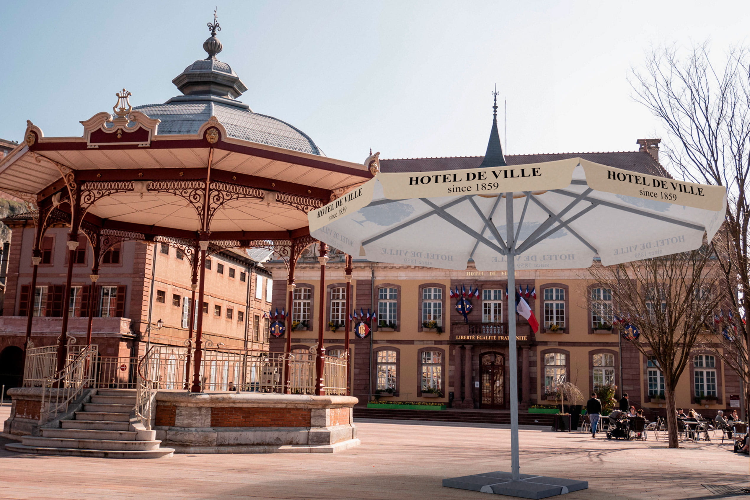 Sonnenschirm Expert Deville Sonnenschirm Expert Deville vor dem Hotel de Ville, historische Architektur, sonniger Tag.