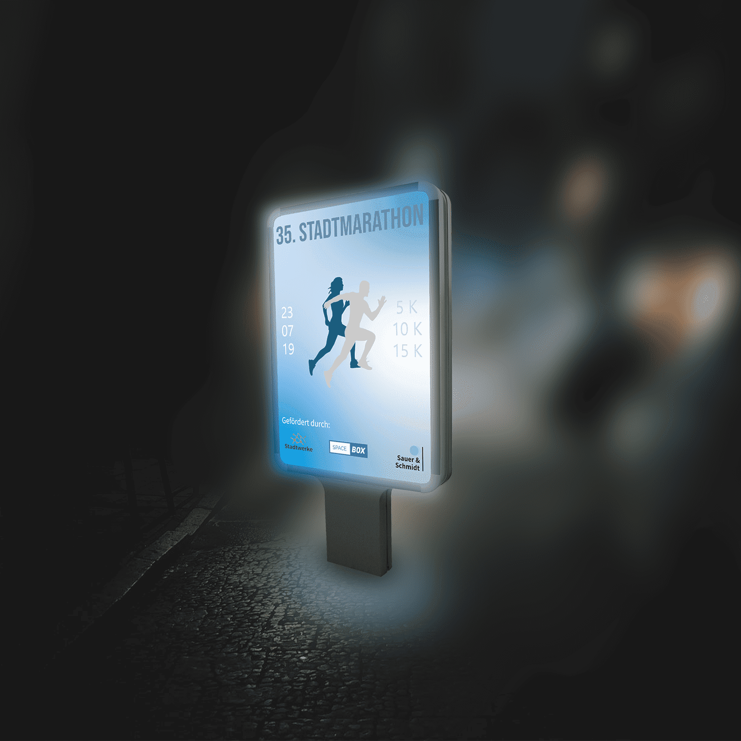 Citylight Final Stadtmarathon-Plakat mit Informationen zu den Distanzen 5K, 10K und 15K, Datum 23.07.19, beleuchtet.